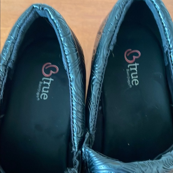 BareTraps Black Mules with Textured Comfort - Picture 2 of 5